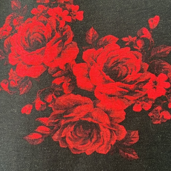 Torrid Size 1 Mid-Length Pencil Skirt (Black/Red) Rose Pattern - Picture 4 of 4